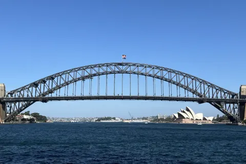 Harbour Bridge v Sydney, za ním budova opery
