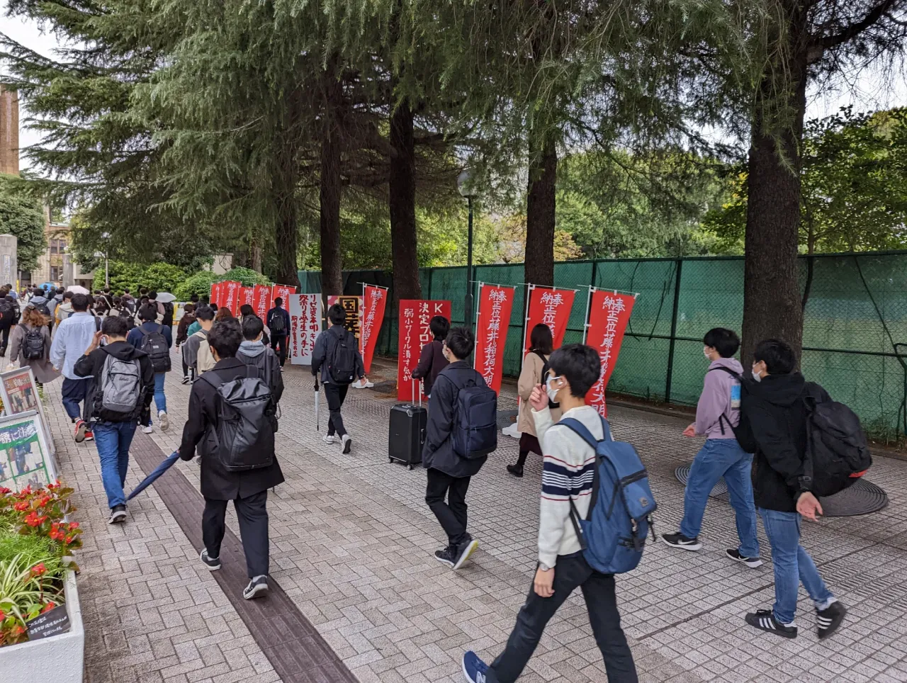 Des étudiants se rendent en cours sur un campus universitaire