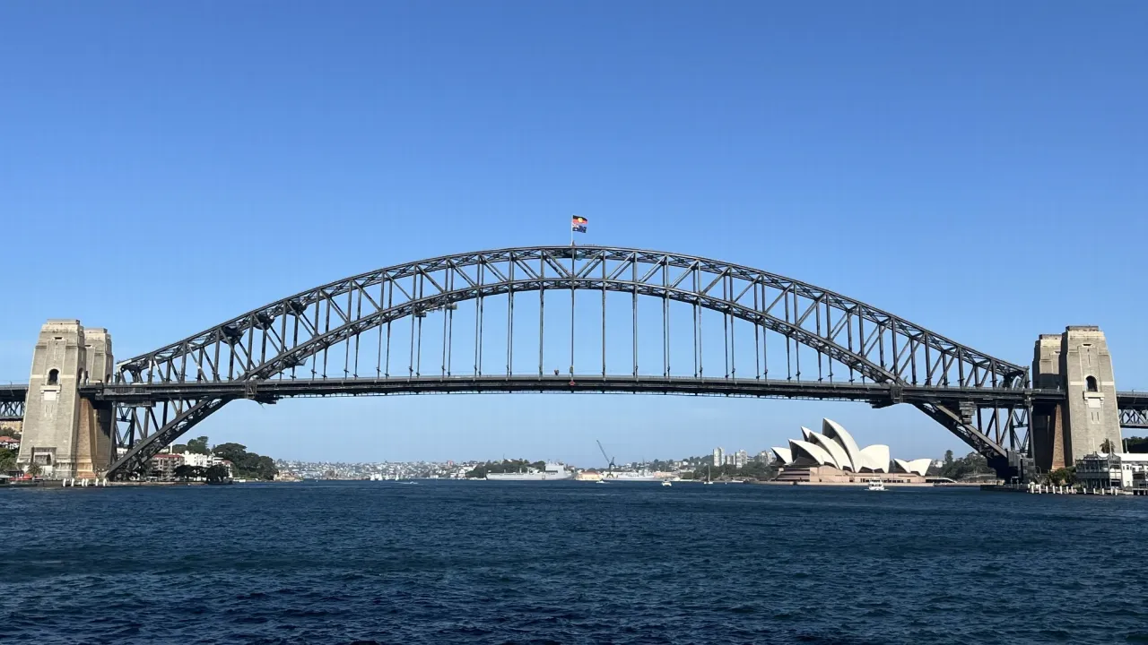Le Harbour Bridge de Sydney avec l’Opéra en arrière-plan