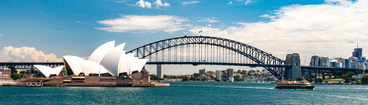 Panoráma sydneyského prístavu s operou a Harbour Bridge