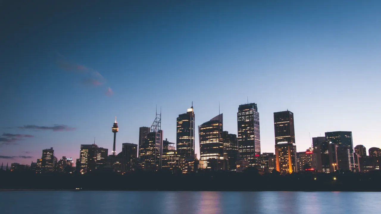 Les gratte-ciel de Sydney au crépuscule, vus depuis l’eau