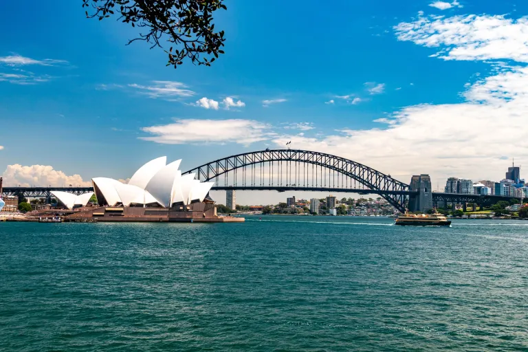 Opera v Sydney a Harbour Bridge za slunečného dne